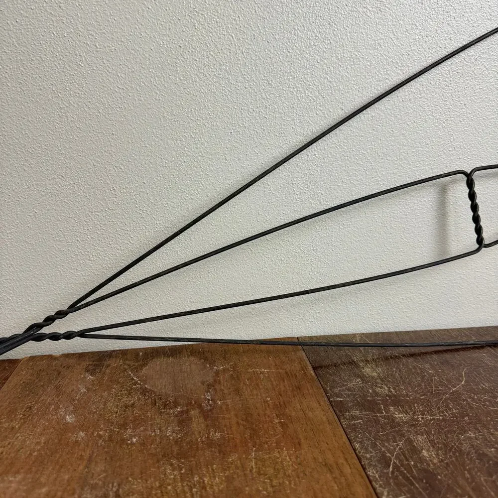 Antique Primitive Wire Rug Beater Heart Shape‎ Twisted Metal Wood Handle Rustic